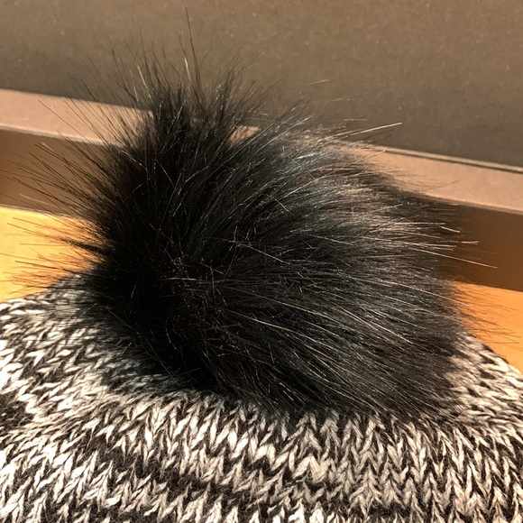 Frye Set 🌟 Beanie and Card Case - Picture 6 of 13